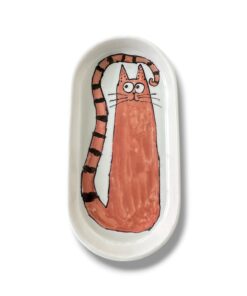 Langwerpig schaaltje – oranje kat met gestreepte staart